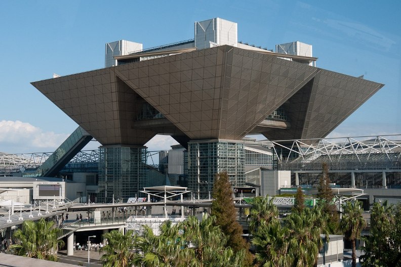 Здание выставочного центра  "Токио Биг Сайт" (Tokyo Big Sight)