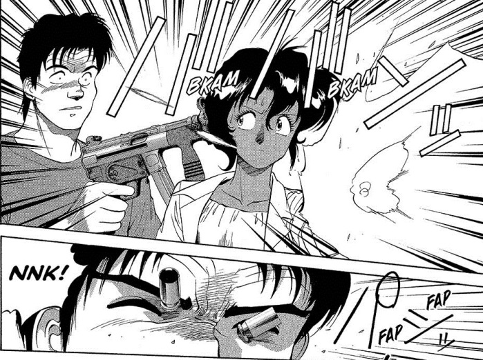 Выстрелив из пистолета, Ралли поражает глаза стоящего сбоку от неё убийцы двумя отстреленными гильзами – «Gunsmith Cats» © Кэнъити Сонода