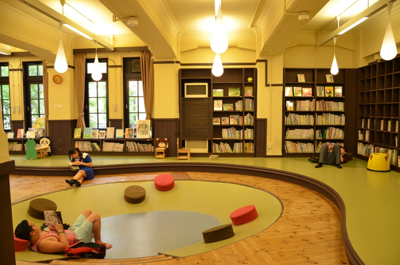 Хоть это и детская библиотека, но взролые не упускают возможности почитать здесь мангу в самой удобной позе © фото Мангалекторий