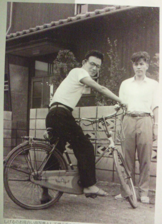 Мидзуки Сигеру управляет велосипедом одной рукой, 1957 г. ⓒ фото 水木プロダクション