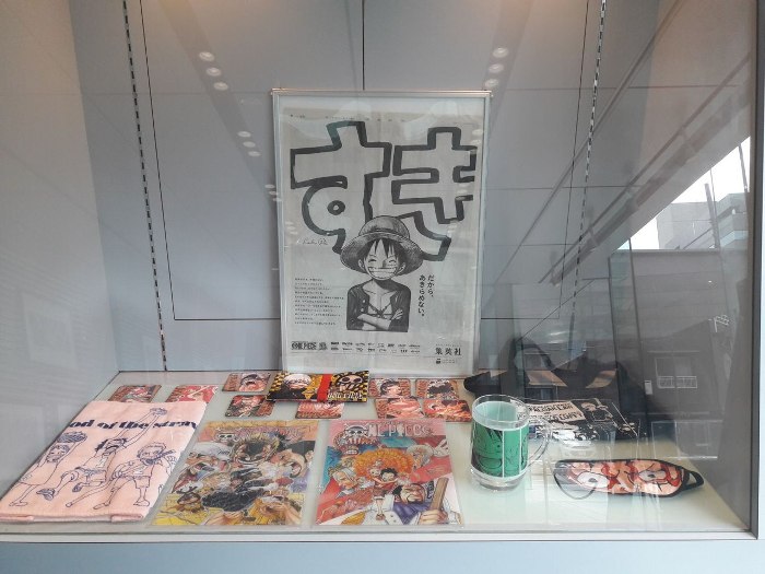 мини-выставка по «One Piece» в холле издательства Сюэйся  © фото Татьяна Лепихина