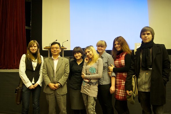 Аракава-сэнсэй (второй слева) со студентами НИУ ВШЭ, 03.02.2011