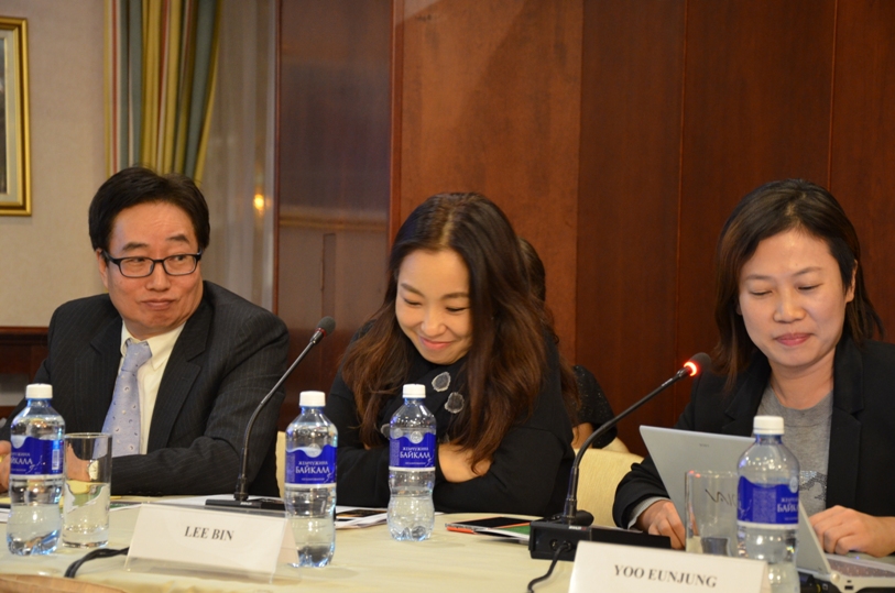 Ли Вин вместе с кинопродюсером Ли Джу Ик (слева) и продюсером Ю Ын Чжон (справа) © фото Мангалекторий 