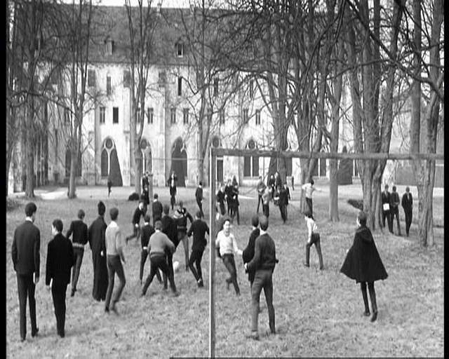 Рис. 5. Ученики играют в футбол – кадр из фильма «Особенная дружба» (1964)